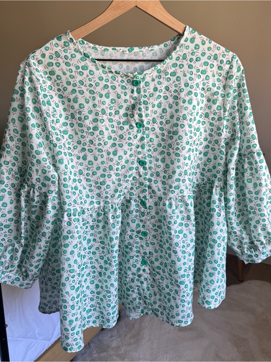 Tops - Green and White Floral Button-Front Peplum Blouse